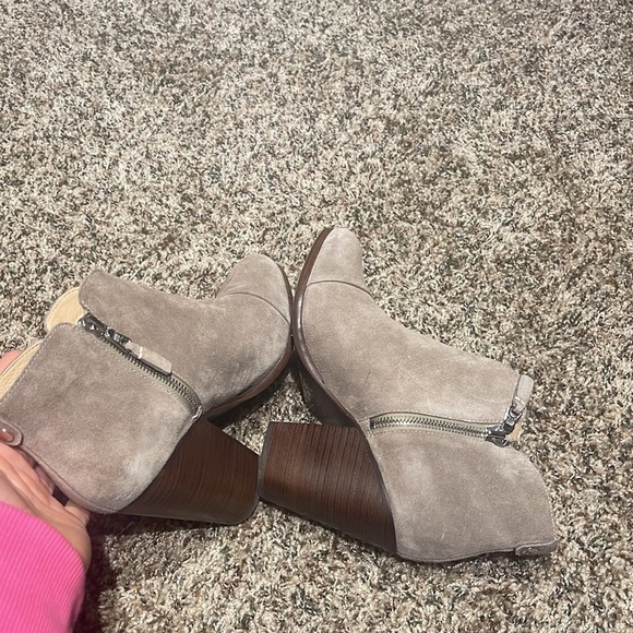 Rag & Bone Margot Heeled Bootie in Stone Waxy Suede in Size 39 - Picture 9 of 12